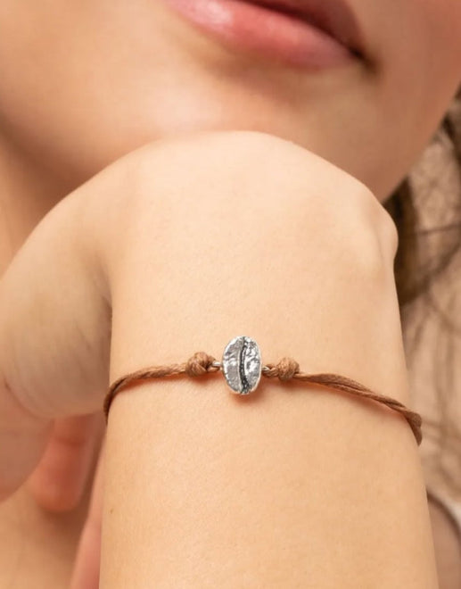 Exquisitas pulseras, pines y broches