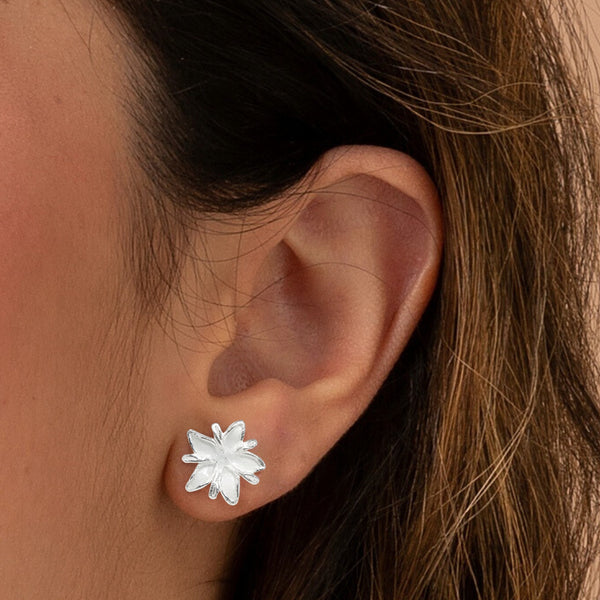 Aretes Flor de café mini en plata esmaltada