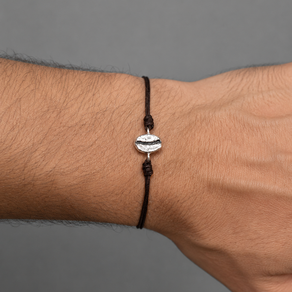 Pulsera grano de café Caturra en plata envejecida con hilo